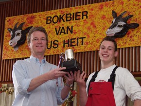 Frysk Fietsbier wordt exclusief voor Friesland Holland gebrouwen bij Us Heit in Bolsward (brouwerij met een eigen hoptuin!) onder supervisie van meesterbrouwer Aart van der Linde. Meer info: http://www.bierbrouwerij-usheit.nl/ 