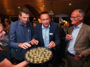 Jelle Boerema (midden) drinkt 3 oktober 2016 tijdens een bijeenkomst in Seedykstertoer in Marrum Wadwater, een likeur van Hooghoudt uit Groningen. Meer info: www.hooghoudt.nl. Foto: © Albert Hendriks Friesland Holland Nieuwsdienst.