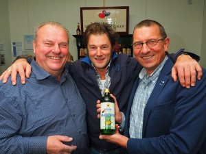 Wethouder Maarten Offinga (rechts) met Piter Wilkens (midden) en “berenburgemeester” Wiepie Oenema toen hij zaterdag 8 oktober 2016 de eerste fles Oenema Fryske Graenjenever in ontvangst nam bij De Stiekeme Stoker in Bolsward. Meer info: http://www.friesnieuws.nl/rubrieken/aan-de-drank/1559-oenema-maakt-meest-friese-berenburg-en-graanjenever-van-korrel-tot-borrel. Foto: © Albert Hendriks Friesland Holland Nieuwsdienst.