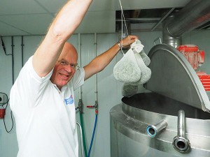 De gagelbladeren worden door Sytze Hoogstins betrokken van kruidenkweker Ida Haarsma uit Sumar en in de keuken van Admiraal’s brouwerij afgewogen en in 25 zakjes gedaan.