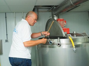 Sytze Hoogstins en de wort aan de kook! Gerrit Admiraal bewaakt de temperatuur.