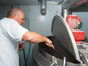 Sytze Hoogstins en de wort aan de kook! Gerrit Admiraal bewaakt de temperatuur.