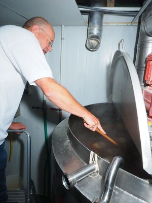 Sytze Hoogstins en de wort aan de kook! Gerrit Admiraal bewaakt de temperatuur.