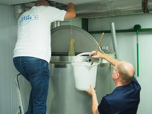 Sytze Hoogstins en de wort aan de kook! Gerrit Admiraal bewaakt de temperatuur.