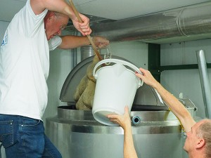 Sytze Hoogstins en de wort aan de kook! Gerrit Admiraal bewaakt de temperatuur.