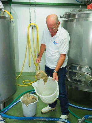 Sytze Hoogstins en de wort aan de kook! Gerrit Admiraal bewaakt de temperatuur.