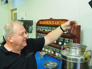 Een kijkje in de kleinste berenburgmakerij van Nederland met meesterstoker Hans Hoogeboom en Wiepie Oenema.