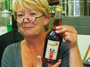 Friese amaretto uit Bolsward: Amaretjse fan Muoike Tetsje. Irma Hoogeboom, de echtgenote van Oenema’s meesterstoker Hans Hoogeboom, is even model.