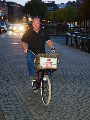 Wiepie Oenema, De Stiekeme Stoker, crosst op zijn bezorgfiets door Bolsward.