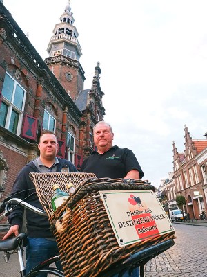 Trots op Bolsward en op hun producten: Wiepie Oenema (rechts) en zijn af en toe meehelpende zoon Harmen, tevens kraanmachinist.