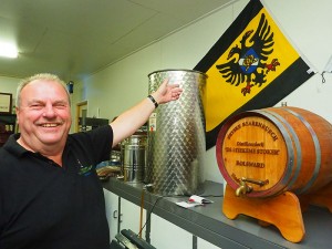 In de distilleerderij van Wiepie Oenema hangt de Bolswarder stadsvlag.