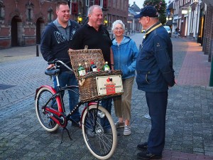 Onrust in de Bolswarder binnenstad tijdens fotosessie in het schemerdonker: Komen jullie in het oude stadhuis?