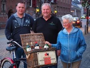 Onrust in de Bolswarder binnenstad tijdens fotosessie in het schemerdonker: Komen jullie in het oude stadhuis?