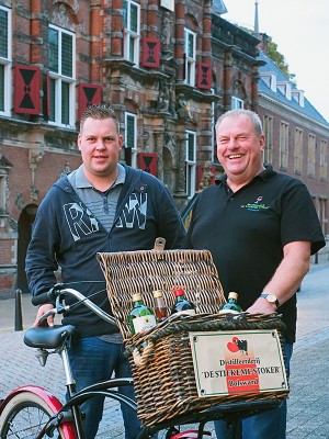 Onrust in de Bolswarder binnenstad tijdens fotosessie in het schemerdonker: Komen jullie in het oude stadhuis?