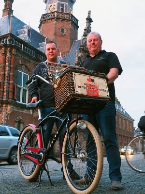 Onrust in de Bolswarder binnenstad tijdens fotosessie in het schemerdonker: Komen jullie in het oude stadhuis?