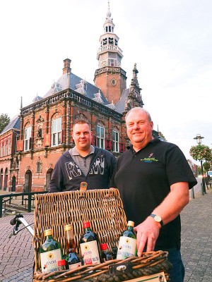 Onrust in de Bolswarder binnenstad tijdens fotosessie in het schemerdonker: Komen jullie in het oude stadhuis?