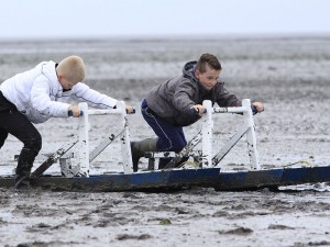 Jonge Max Verstappens volop in de race op het grijste en blubberigste circuit van Europa: UNESCO Werelderfgoed Waddenzee bij Moddergat. 