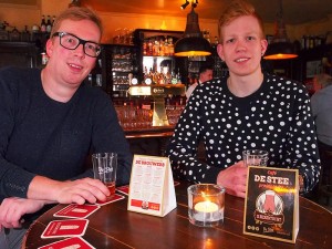 Jurjen Hoekstra (links) van Kr8werk uit Leeuwarden en stagiair Wieger Zijlstra uit Ferwert bedachten voor café De Stee de Elfbierentocht.