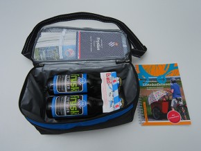 Bijzonder cadeau of kerstpakket: Frysk Fietsbiertas met 4-pack, Fries vakantiepaspoort, fietsvakantiecheque, Elfstedenrouteboek en fietskaarten van heel Friesland. Meer info: http://frieslandhollandwebshop.nl/streekproducten-friesland?product_id=77  