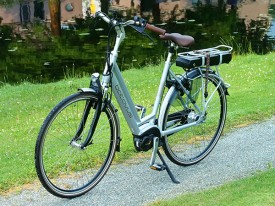 Sportief en comfortbabel genieten van de Friese Wouden en de Friese Meren met een nieuwe Batavus e-bike. Op de foto de technisch zeer geavanceerde Batavus Stream met Yamaha middenmotor, accu en display (model 2015).  
