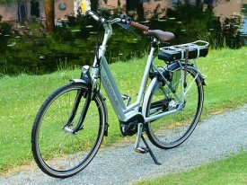 Sportief en comfortbabel genieten van de Friese Wouden en de Friese Meren met een nieuwe Batavus e-bike. Op de foto de technisch zeer geavanceerde Batavus Stream met Yamaha middenmotor, accu en display (model 2015).  