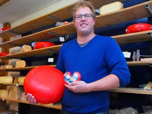 Jacob Nauta van kaasboerderij De Wartenster in Warten was een van de velen die reageerden op Albert Hendriks’ kaasverhaal op Facebook. Hij bood voor vakantiebeurzen zijn nieuwste kaas aan, pompeblêdtsiis, naturel jong belegen kaas, gegarandeerd vers en geproduceerd in Warten en dus voor 100% een Fries streekproduct. Info: http://www.wartenster.nl/ 