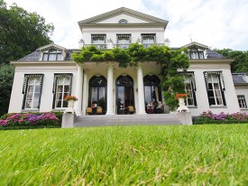 De regio Heerenveen-Oranjewoud is een land dat vroeger bittere contrasten tentoonspreidde: turfgravers woonden in lekke koude keten (Museum Opsterland in Gorredijk), de adel en veenexploitanten hadden vorstelijke onderkomens in de bossen van Oranjewoud (foto landhuis Oranjewoud) of het centrum van Heerenveen.