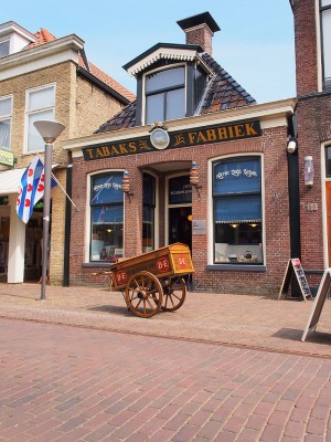 De Jouster Kofje-mok en het recept zijn verkrijgbaar bij VVV Joure en in de historische Douwe Egberts (DE) winkel aan de Midstraat in Joure (foto).