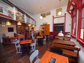 Museum Opsterland in Gorredijk heeft een gezellig café met heerlijk turfgebak van hofleverancier Banketbakkerij Chocolaterie Boonstra aan de Zuiderbuurt in Drachten. Op de foto toont meesterbakker Erik Hofstede het lekkerste gebak van Friesland, zijn turfgebak. Het bijzondere gebak kunt u in het museum kopen of in de winkel in Drachten.