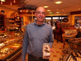 Museum Opsterland in Gorredijk heeft een gezellig café met heerlijk turfgebak van hofleverancier Banketbakkerij Chocolaterie Boonstra aan de Zuiderbuurt in Drachten. Op de foto toont meesterbakker Erik Hofstede het lekkerste gebak van Friesland, zijn turfgebak. Het bijzondere gebak kunt u in het museum kopen of in de winkel in Drachten.