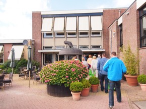 Frysk Fietsbier wordt exclusief voor Friesland Holland gebrouwen bij Us Heit in Bolsward (brouwerij met een eigen hoptuin!) onder supervisie van meesterbrouwer Aart van der Linde. Meer info: http://www.bierbrouwerij-usheit.nl/ 