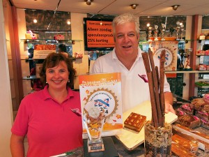 Wereldbakkers, Anja en Eduard Kruiper, met hun prijzen in de winkel in Wolvega.