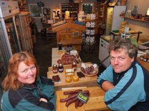 Klaziena en Steven van der Zee hebben een duurzaam veehouderijbedrijf met een luxe boerderijwinkel in Rohel-Vierhuis aan de oever van het Tjeukemeer.