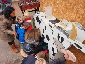 Ook voor kinderen is op de activiteitenboerderij Fjouwerhûsterpleats veel te beleven, helemaal op zaterdag 8 november 2014 tijdens de streekmarkt.