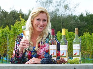 Weinkönigin Frau Wietske in wijngaard De Frysling in de buurtschap Egypte bij Twijzel. De naam ‘Frysling’ is een combinatie van de provincienaam Fryslân en het druivenras Riesling, in Duitsland de koningin onder de druivenrassen.