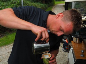 Ruben Dijkstra zet koffie “in de bosjes” tijdens zaterdag 17 september 2016 gehouden wedstrijden op de 9 holes baan Heidemeer.