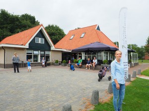 Mulligan, zo heet het clubhuis van Golfclub Heidemeer in Heerenveen. Op de voorgrond Kim Wedema (18), die Ruben Dijkstra af en toe assisteert als het druk is.