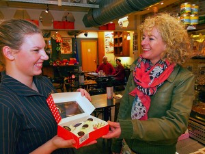 Banketbakkerij De Korenbloem in Sneek maakt de beste Fryske Oranjekoeke van Friesland, al jaren, en daar is de promotion lady van Sneek, Petra Miedema (rechts) zeer verguld mee. De Korenbloem is met beerenburgmakerij Weduwe Joustra één van de bekendste toeristische attracties.